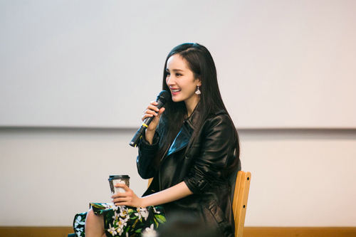 关键词,唐嫣最新代言魅族,最新返乡政策,关键词在当下社会营销与新闻中的重要性不言而喻。最近,我们注意到两大热门话题,唐嫣最新代言魅族以及最新返乡政策。这两个事件看似毫无关联,但背后却蕴含着巨大的市场影响和社会影响。接下来,我们将从这两个关键词入手,探讨其背后的故事和市场动态。