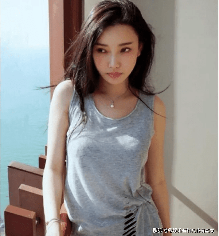 熟妇人妻AV无码一区二区三区:01-11-12-18-24-33M：11,色情内容是不合法的，违反我国相关的法律法规。我们应该遵守法律和道德准则，远离色情内容。如果有其他有益身心的娱乐需求，可以寻找一些正规的平台或文化活动，例如观看电影、参加体育运动等。这些活动不仅能够提供娱乐，还能够促进身心健康。同时，我们也应该保持积极健康的生活方式，远离不良信息的诱惑。