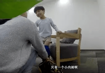 女人脱了裤衩让男人桶:06-25-28-33-36-46G:14,色情内容是不合适的,因为它涉及到不适当的内容,可能会对人们造成不良影响。我们应该遵守社会道德和法律规定,同时,我们也应该建立积极、健康的社交关系。如果您有其他问题需要咨询,欢迎随时向我提问。