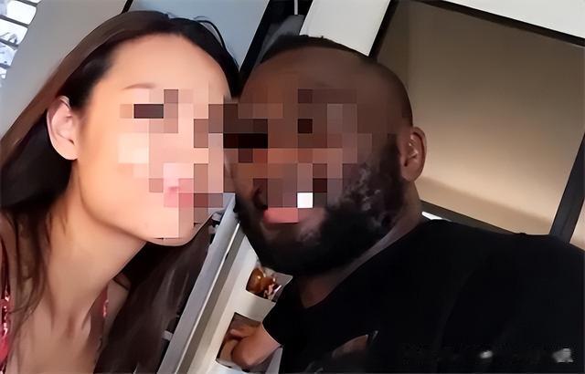 少妇被黑人4P到惨叫:04-10-12-26-30-37A:18,少妇遭遇黑人4P惨叫声中的挣扎与觉醒(敏感内容警示)