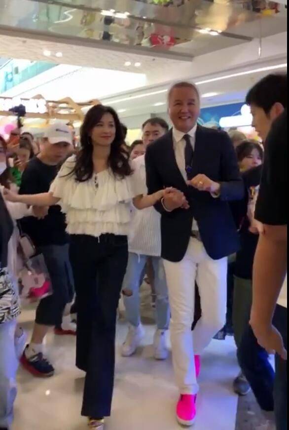 老少配老妇老熟女中文普通话:09-15-27-44-47-48L:29,老少配,老妇与年轻男子的情感交织