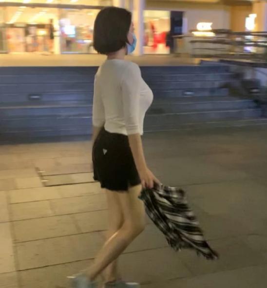 老少配老妇老熟女中文普通话:09-15-27-44-47-48L:29,老少配,老妇与年轻男子的情感交织