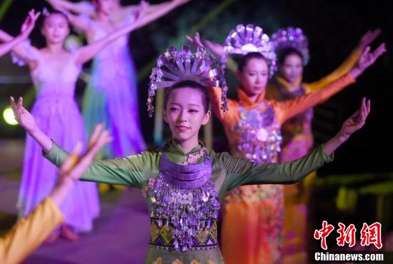 亚洲综合成人AⅤ在线电影:04-09-19-32-36-44X:46,探索亚洲综合成人AⅤ在线电影的世界,一场视觉与情感的交融之旅