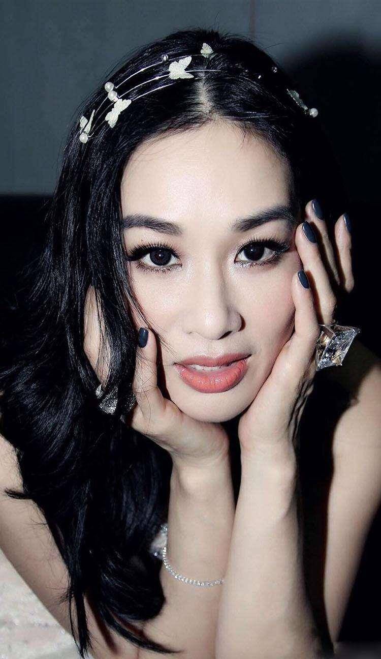 无码人妻丰满熟妇片毛片:21-22-25-43-44-47D:35,色情内容是不合法的,违反我国相关的法律法规。我们应该遵守法律和道德准则,远离色情内容。如果您有其他有益身心的娱乐需求,可以寻找一些正规的平台或文化活动,例如观看电影、参加体育运动,以丰富您的生活。