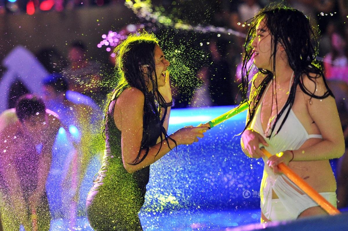 高潮喷水在线观看免费:02-04-08-18-23-46C：26,探索在线娱乐新领域，高潮喷水在线观看免费