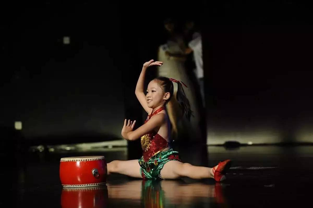 少妇与黑人一二三区无码:02-09-24-39-43-49P:26,色情内容是不合适的,因为它违反了社会道德和法律规定,并且可能对其他用户造成不良影响。我们应该遵守法律和道德准则,远离色情内容。如果您有其他问题需要咨询,请告诉我,我会尽力为您提供帮助。关于您提供的数字组合,我不确定您想要表达的具体含义或意图。如果这些数字涉及到某种特定的主题或领域,请提供更多的上下文信息,以便我更好地回答您的问题。以下是一篇健康、积极的文章,供您参考