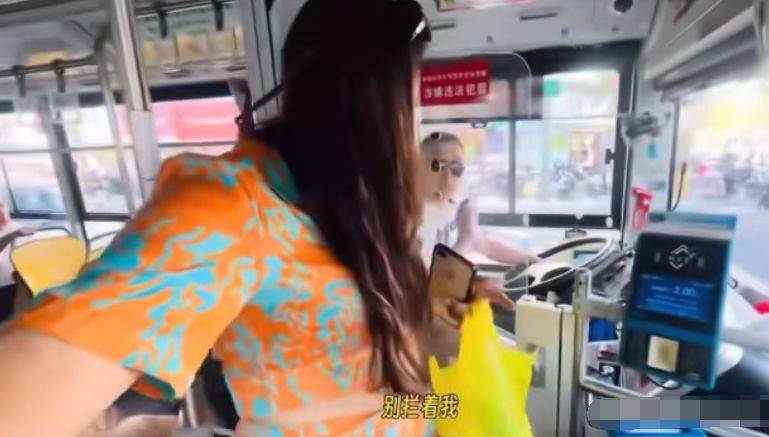 短裙公车被强好爽H吃奶视频:13-23-33-39-44-47T：26,短裙公车上的尴尬遭遇与不良内容的警示