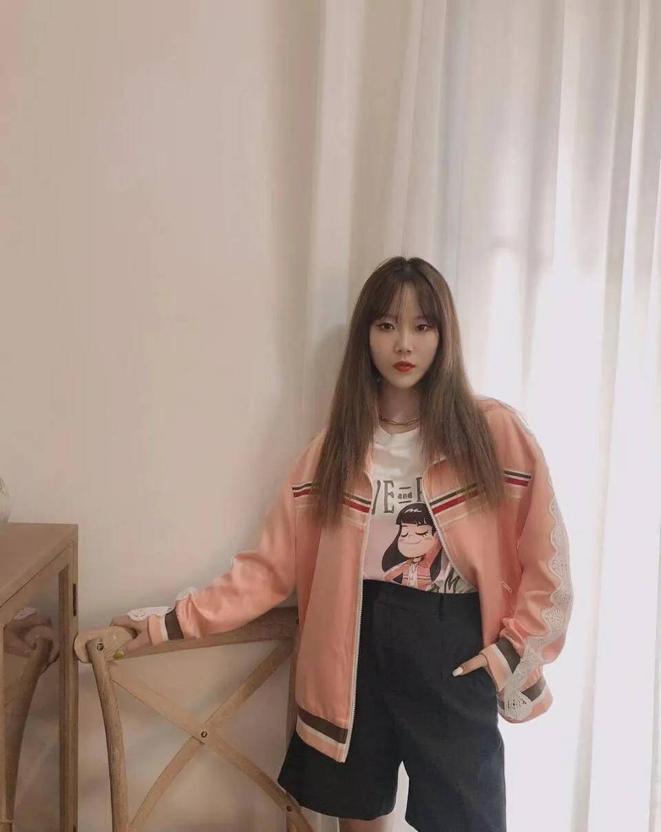 久久精品人人槡人妻人人玩AV:06-07-21-27-30-39A:19,色情内容是不合法的,违反我国相关的法律法规。我们应该遵守法律和道德准则,远离色情内容。如果您有其他有益身心的娱乐需求,可以寻找一些正规的平台或文化活动,例如观看电影、参加体育运动,以丰富您的生活。