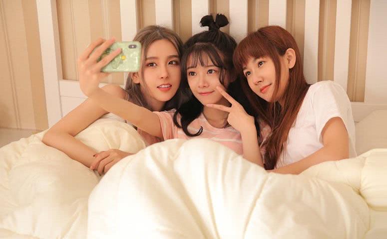 日日摸日日碰人妻无码老牲 :05-11-21-41-42-45A:01,色情内容是不合法的,违反我国相关的法律法规。我们应该遵守法律和道德准则,远离色情内容。如果有其他有益身心的娱乐需求,可以寻找一些正规的平台或文化活动,例如观看电影、参加体育运动等。这些活动不仅能够提供娱乐,还能够促进身心健康。同时,也应该注意保护个人信息和隐私,避免在网络上随意分享或泄露个人信息。最后提醒您注意网络安全,避免受到不良信息的侵害。