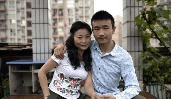 老熟女hdxx老小配:05-23-26-28-36-41L:07,老熟女与年轻小伙的奇妙搭配,深度探讨年龄差异中的情感交融与人生智慧(关键词,老熟女hdxx老小配)