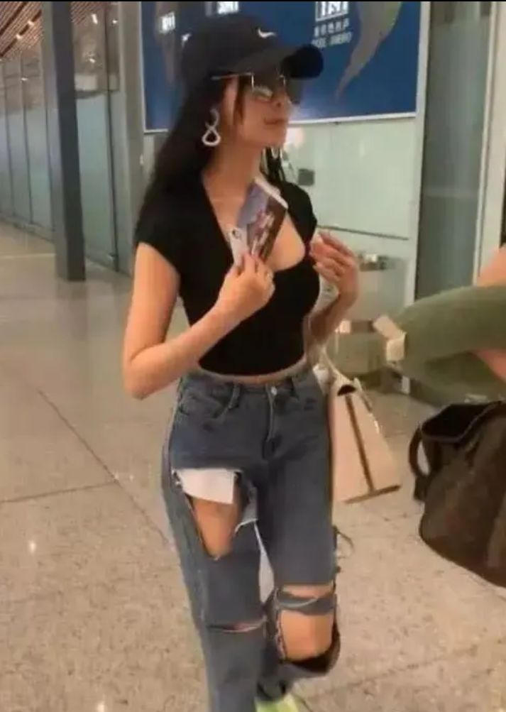 无码人妻熟妇AV又粗又大:02-11-13-14-19-38S:27,色情内容是不合法的,违反我国相关的法律法规。我们应该遵守法律和道德准则,远离色情内容。如果您有其他有益身心的娱乐需求,可以寻找一些正规的平台或文化活动,例如观看电影、参加体育运动,以丰富您的生活。