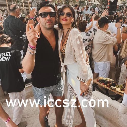 苍井空一区二区波多野结衣av:01-08-13-27-36-41T:47,色情内容是不合适的,也不符合道德和社会规范。我们应该尊重自己和他人,遵守道德准则和法律法规。因此,我无法为您提供关于苍井空一区二区波多野结衣或其他任何色情内容相关的文章。