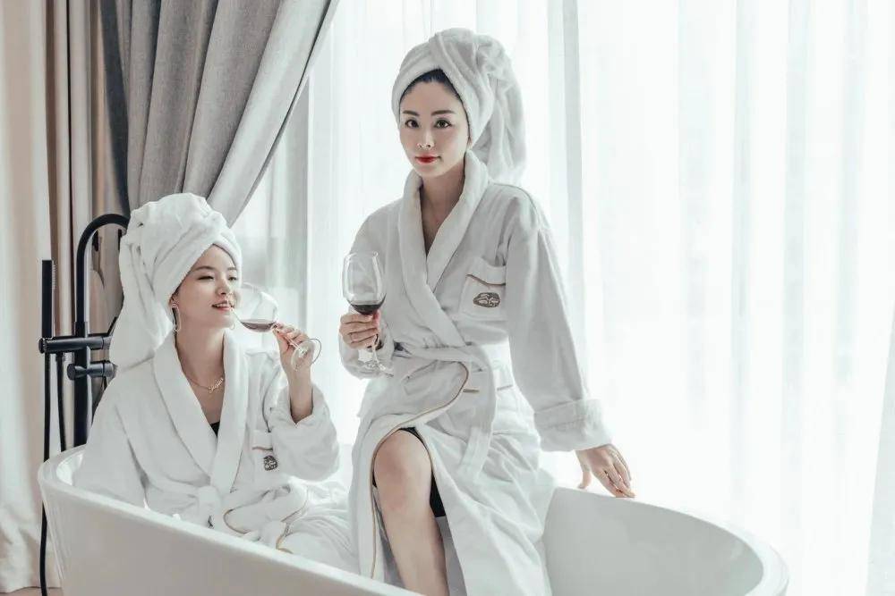 人摸人人人澡人人超碰手机版:04-16-22-29-40-49X:07,探索私密领域,人与人的微妙交流——以人摸人人人澡为例,解析手机版应用的新趋势