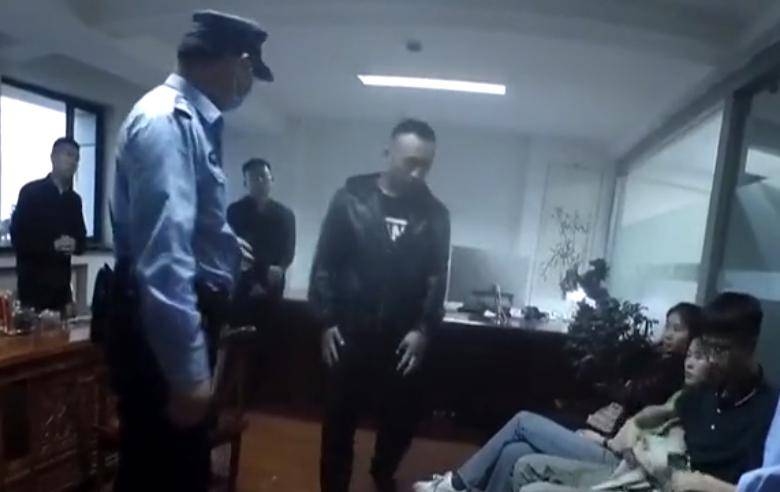 男女真人牲交a做片:09-10-29-37-44-45C:25,色情内容是不合法的,违反我国相关的法律法规。我们应该遵守法律和道德准则,远离色情内容。如果有其他有益身心的娱乐需求,可以寻找一些正规的平台或文化活动,例如观看电影、参加体育运动等。这些活动不仅能够提供娱乐,还能够促进身心健康。同时,我们应该树立正确的价值观和人生观,培养积极、健康、向上的生活态度。