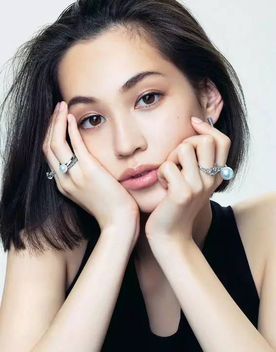 亚洲伊人久久大香线蕉综合图片:21-27-28-30-37-49A:16,关于亚洲伊人久久大香线蕉综合图片的探索与赏析