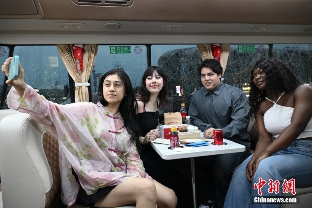 人妻AV无码一区二区三区:04-16-22-29-40-49X:07,色情内容是不合法的,违反我国相关的法律法规。我们应该遵守法律和道德准则,远离色情内容。如果您有其他有益身心的娱乐需求,可以寻找一些正规的平台或文化活动,例如观看电影、参加体育运动,以丰富您的生活。