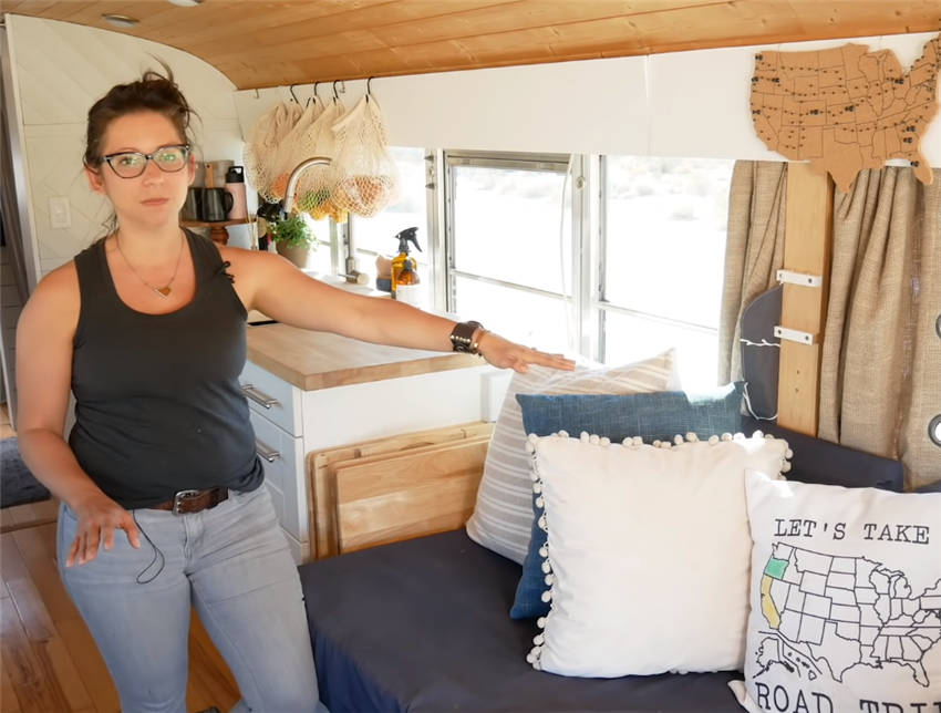 人妻AV无码一区二区三区:04-16-22-29-40-49X:07,色情内容是不合法的,违反我国相关的法律法规。我们应该遵守法律和道德准则,远离色情内容。如果您有其他有益身心的娱乐需求,可以寻找一些正规的平台或文化活动,例如观看电影、参加体育运动,以丰富您的生活。