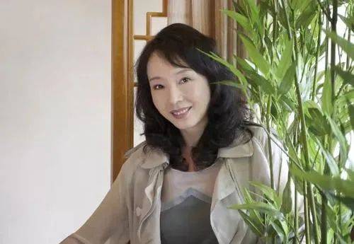 人妻丰满熟妇AV无码处处不卡:06-15-17-24-28-41G:32,关于丰满熟妇的魅力与数字关键词的探讨