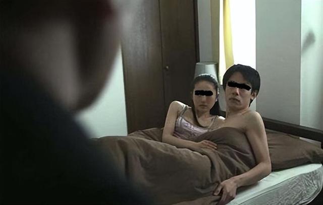 被老头玩弄邻居人妻中文字幕:05-11-16-28-37-38H:35,被老头玩弄与邻居人妻的秘密,深夜的秘密事件