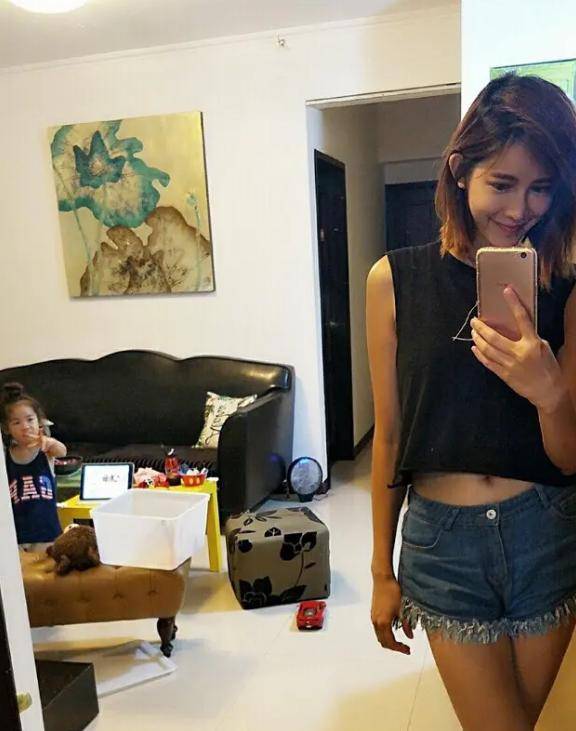 人妻无码一区二区视频:14-23-27-34-35-41E:49,色情内容是不合法的,违反我国相关的法律法规。我们应该遵守法律和道德准则,远离色情内容。如果有其他有益身心的娱乐需求,可以寻找一些正规的平台或文化活动,例如观看电影、参加体育运动等。这些活动不仅能够提供娱乐,还能够促进身心健康。同时,我们也应该保持积极健康的生活方式,远离不良内容,为自己和家人创造更美好的未来。