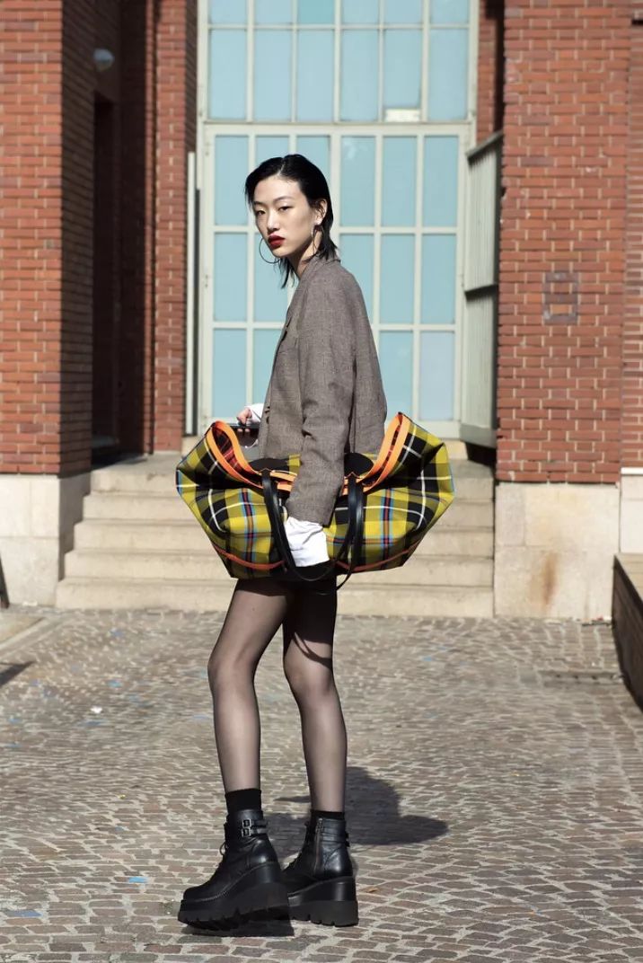 亚洲一区二区三区丝袜:25-28-39-41-44-45H:14,亚洲一区二区三区丝袜,探索时尚魅力的多元维度(25-28-39-41-44-45H,14)