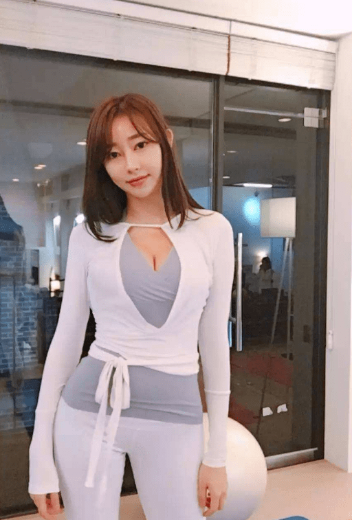 FREE性中国熟女VIODESHD:13-16-28-29-42-47R:03,色情内容是不合法的,违反我国相关的法律法规。我们应该遵守法律和道德准则,远离色情内容。如果有其他有益身心的娱乐需求,可以寻找一些正规的平台或文化活动,例如观看电影、参加体育运动等。这些活动不仅能够提供娱乐,还能够促进身心健康,增强人与人之间的交流和互动。