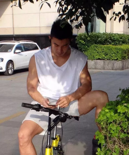 体育生GAY爽擼又大又粗的雞巴:16-18-21-25-37-41G:18,体育生GAY的独特魅力——健壮与力量的象征